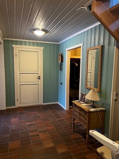 Hall med garderobe, trapp opp til annen etasje